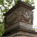 Atlantes en pied, tombeau du duc DeCres, cimetière du père Lachaise