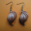 Boucles d'oreilles coquillage : ton marron.