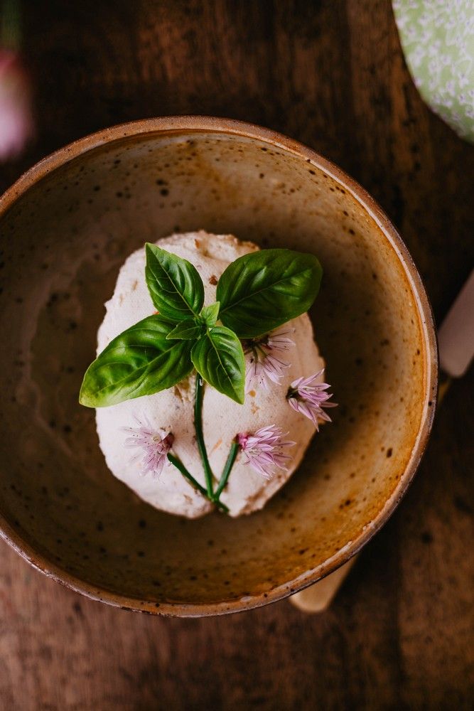 fromage frais maison, facile, recette printemps, dip pour apéro, basilic, tomates sechées, yaourt grec, comme du boursin, ail et fines herbes, tomates confites, fleur de ciboulette