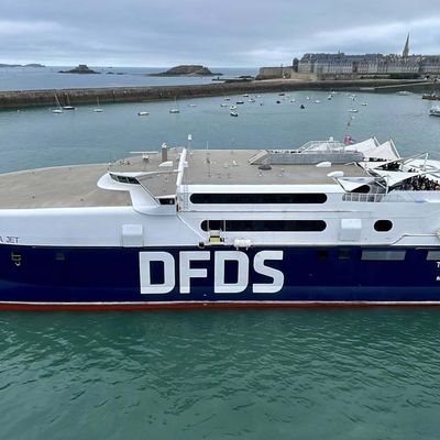 Mon escapade sur l’île de Jersey à bord du TARIFA JET entre mer, mémoire et désillusions