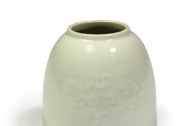 Lave-pinceaux en forme de cage à poules taibaizun en porcelaine émaillée blanc. Marque de Daoguang en zhuanshu