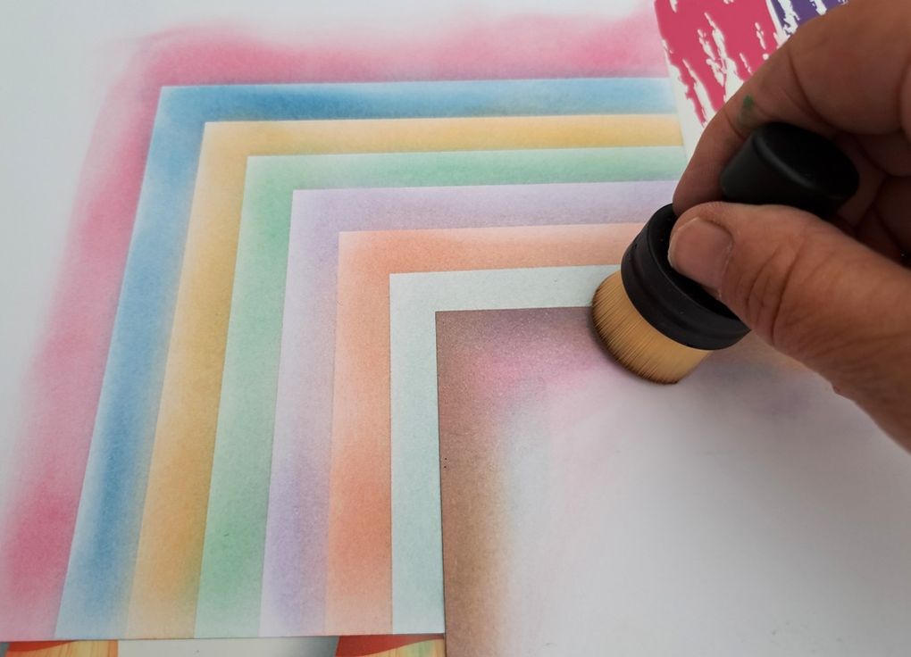 Le cache (ici carré) est glissé (translation) à chaque changement de couleur de pastel.