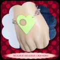 Original Bracelet !! HOLE IN MY HEART !!.avec pendentif en plastique coeur Vert. Bracelet en metal argente 19CM adjustable 24cm 