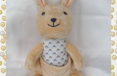 Doudou Peluche Kangourou Beige Bleu Arc-En-Ciel Arthur Et Lola Bébisol