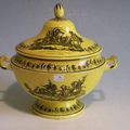 MONTEREAU ( en creux avant 1819)  Soupière couverte à décor imprimé en grisaille sur fond jaune