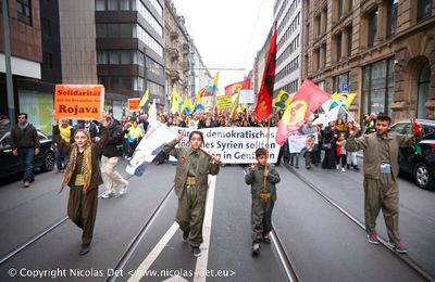 Journée mondial de mobilisation pour Rojava. Environ 7000 manifestants à Francfort sur le Main, 25 000 en Allemangne