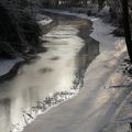 La même petite rivière gelée.