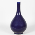 Important vase bouteille à long col en porcelaine et émail bleu saphir. Chine, période Jiaqing. XVIIIe siècle