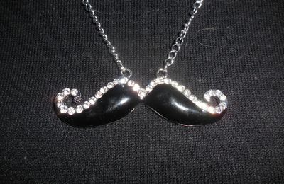 collier : pendentif moustaches noires avec strass ; chaîne et attaches argentées