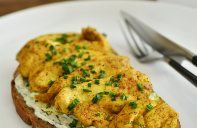 TARTiNE DE FROMAGE FRAiS AUX HERBES & AU MiEL ET POULET AU CURRY