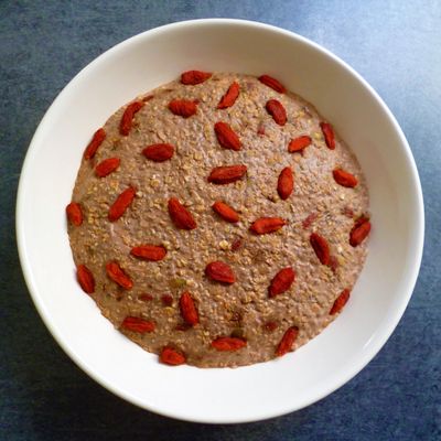 avoine bowl végétalien cacao-maca-lucuma aux baies de goji (cru, protéiné, diététique, sans sucre ni oeuf et riche en fibres)
