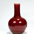 Epoque XIXe s - Vase balustre en porcelaine émaillé rouge foncé. 