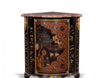 Encoignure fortement galbée. Estampille de Delorme, Adrien Delorme reçu maître en 1748. Epoque Louis XV