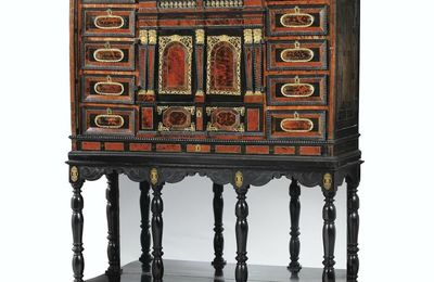 Cabinet en placage d'écaille rouge, ivoire, ébène, bois noirci et laiton doré, travail anversois du XVIIe siècle