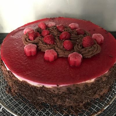Entremet praliné, lychees, framboises