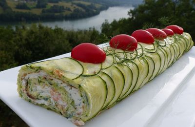 Omelette de courgette roulée au saumon fumé et à la ricotta