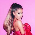Des chansons et autres œuvres d’Ariana Grande figurent sur Playup