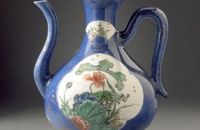 Lidded Ewer (Zhihu) with Lion and Floral Panels, Kangxi period, 1662-1722