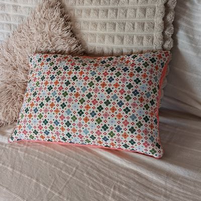 Un coussin avec les chutes de tissu du fauteuil 