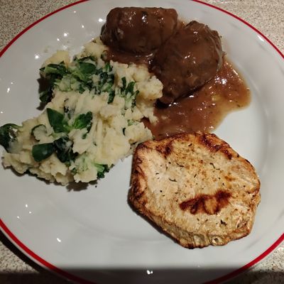 Joues de porc, purèe à la salade de blé et céleri-rave rôti 