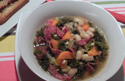 Soupe-repas aux haricots blancs et au chou kale, sans gluten et sans lactose