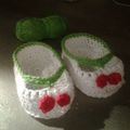 Chaussons cerise au crochet