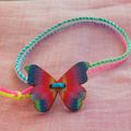 bracelet wrap : bouton papillon multicolore, cordon synthétique multicolore, rocailles blanches