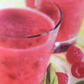 smoothie aux pêches et aux framboises