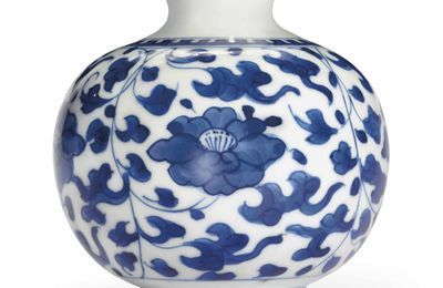 A small blue and white globular vase, Kangxi period (1662-1722)