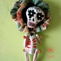 un petit skull pendu au plafond...