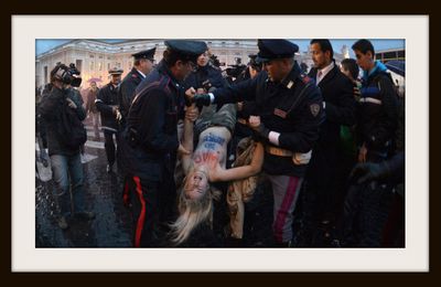 FEMEN : Place St Pierre pour le conclave...