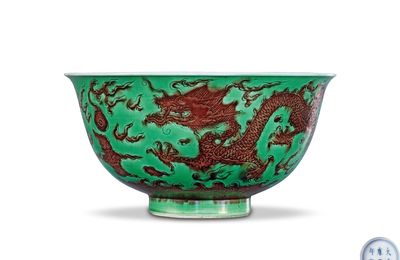 An aubergine and green-enamelled 'dragon' bowl, Kangxi period (1662-1722)