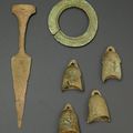 Lot composé d’un poignard, d’un bracelet et de quatre cloches, Culture de Đông Sơn, ca 500 BCE-100 BCE.