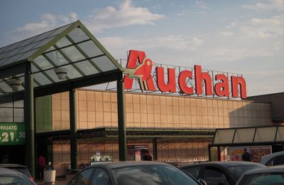Certaines entreprises françaises continuent à financer la guerre de Poutine et le massacre des Ukrainiens.