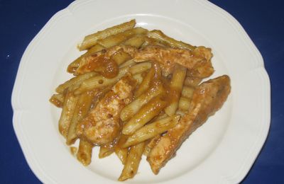 Penne rigate aux blancs de poulet et sauce au vin de Málaga