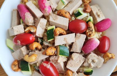SALADE DE PATES AU TOFU, COURGETTE, NOIX DE CAJOU - SAUCE CITRONNEE AU TAHIN 