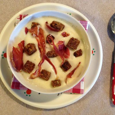 Velouté de panais et pomme, croûtons épicés, chips de jambon ganda