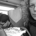 La mission du jour : un autoportrait dans un train avec un enfant et un truc qui se mange ...