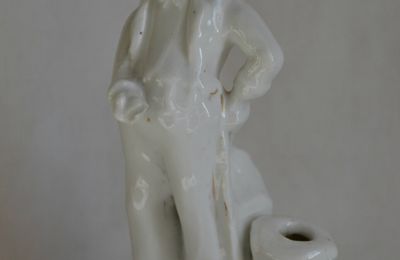 Personnage encrier-porte plume en porcelaine de Paris