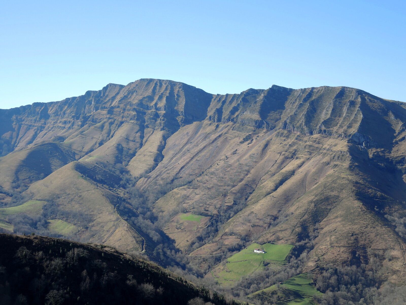 Larla, au bout de la piste, vue sur falaises d'Iparla. (64)