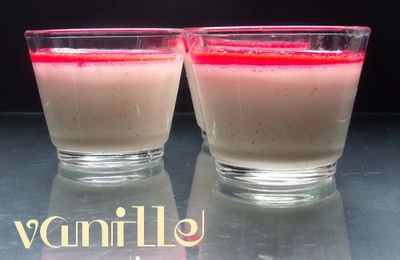 Panna cotta aux blancs d'oeufs et coulis de framboises