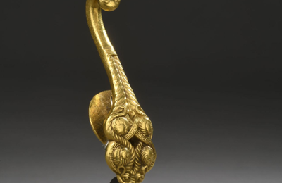 Rare boucle de ceinture (daigou) ou agrafe de vêtement en or jaune, dynastie des Han occidentaux, IIIe-IIe siècle av. J-C.