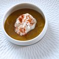 Velouté de lentilles corail au curry-chantilly aux carrés frais