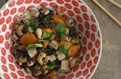 Wok de carottes nouvelles, racines et fanes, au tofu fumé et aux noix de cajou