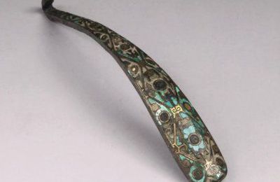 Fibule en bronze à patine brune, Chine époque des Royaumes Combattants. 