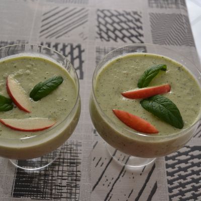 Gaspacho de concombre à la pomme et à la menthe