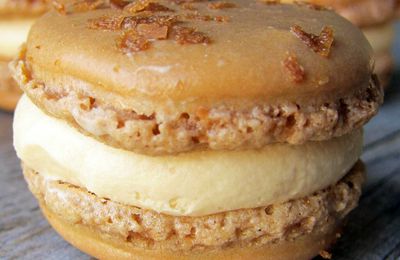 Macarons au caramel au beurre salé, coeur coulant caramel et paillettes éclats de crêpes dentelle