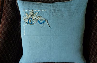 UN COUSSIN Fait de fils de soie, de ruban, de