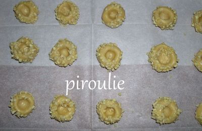 Petits biscuits fourrés à la confiture et enrobés d'amandes concassées