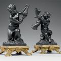 Rare paire de statuettes en bronze finement ciselé et patinés représentant des Amours assis sur des tertres. Vers 1740 - 1760  